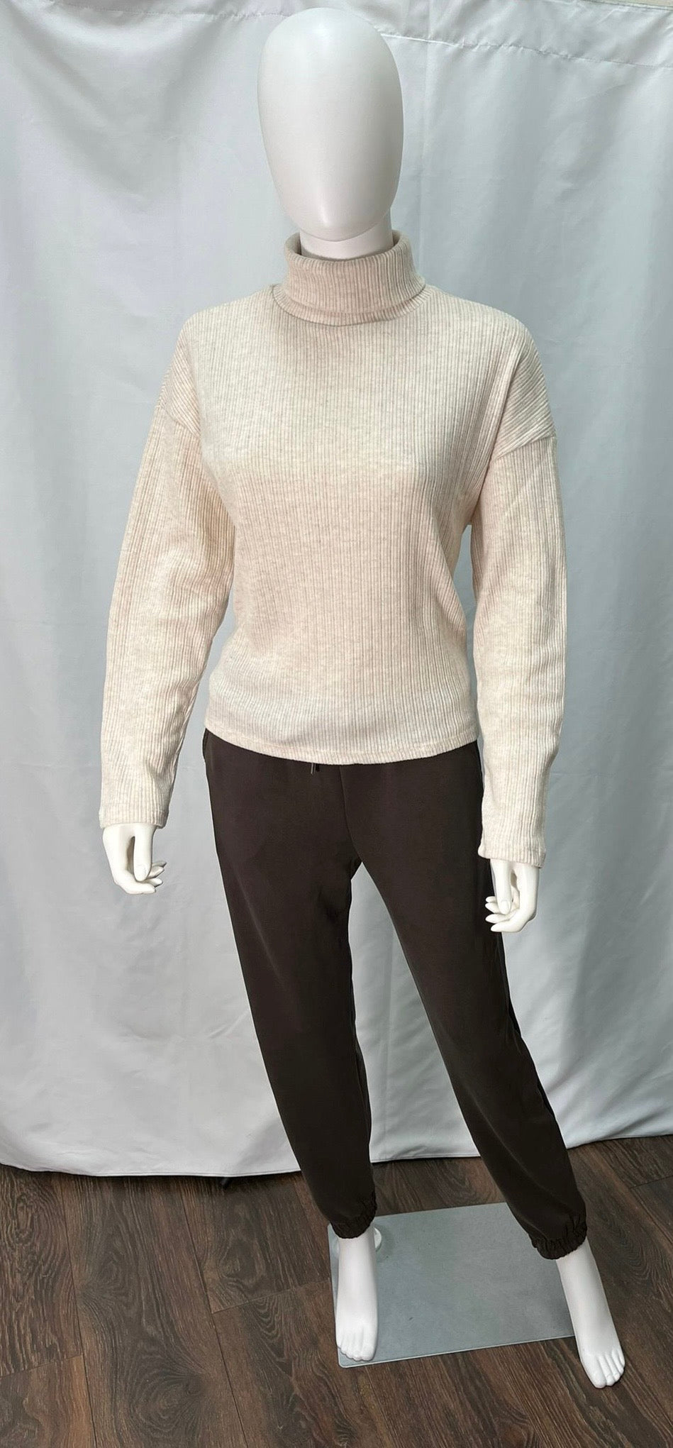 Sweatpants (available in cream, navy, coffee brown, and black)