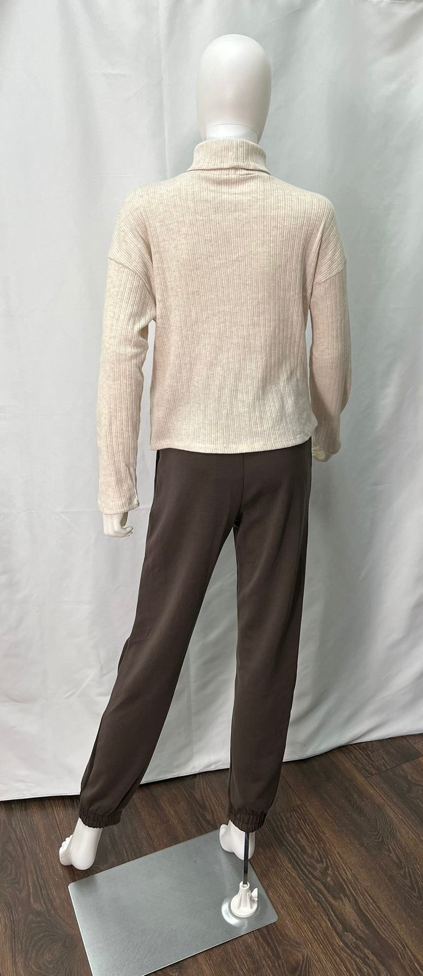 Sweatpants (available in cream, navy, coffee brown, and black)